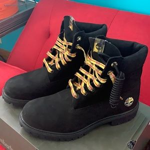 I’m am selling black timberland in size 9.5 men.